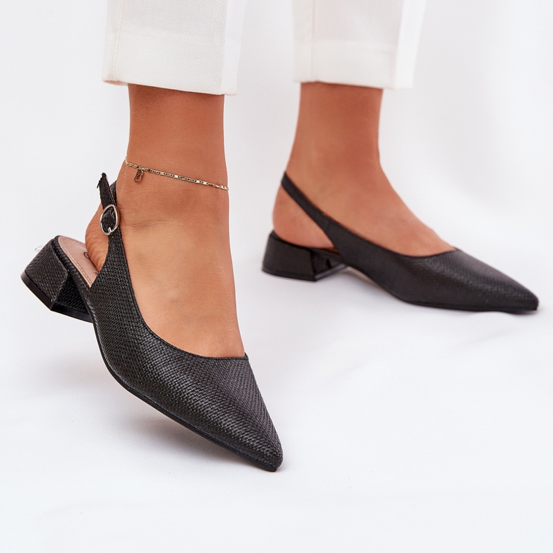 Sandálias trançadas femininas com um delicado calcanhar preto 2