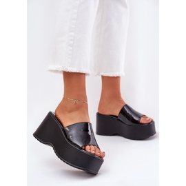 Flipers de mulheres pintadas na plataforma e cunhas pretas preto 2