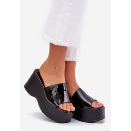 Flipers de mulheres pintadas na plataforma e cunhas pretas preto 1