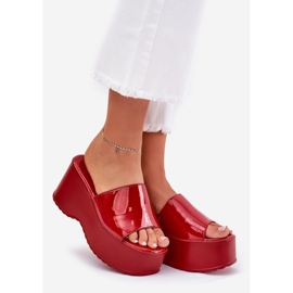 Flipers de mulheres pintadas na plataforma e cunhas vermelhas vermelho 1