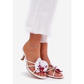 Chinelos femininos em um alfinete com uma flor artificial branca branco 1