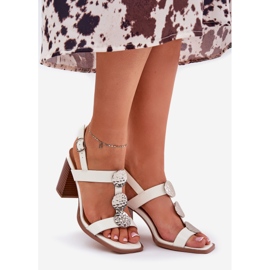 Sandálias femininas no poste com uma faixa decorativa branca branco 1