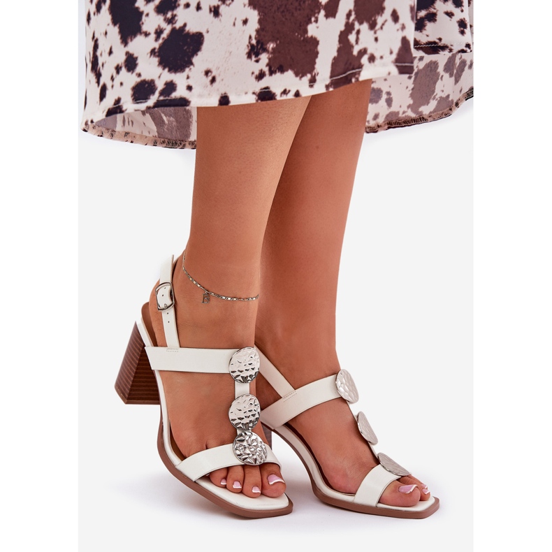 Sandálias femininas no poste com uma faixa decorativa branca branco 1