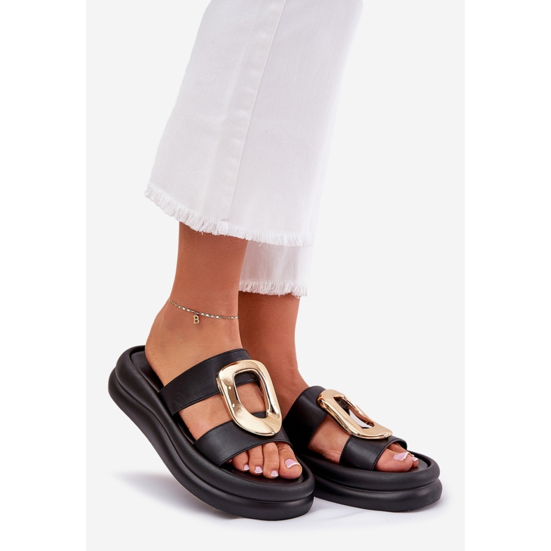 Flips femininos na plataforma com detalhes dourados preto 1