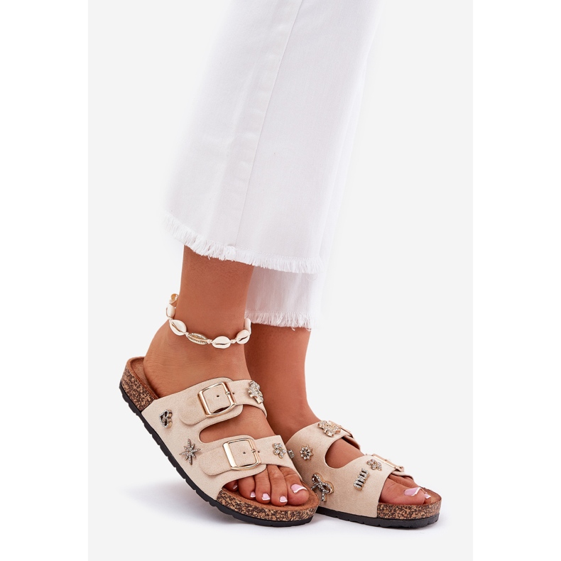 Flipers femininos em uma sola de cortiça com fivelas e peças bege 1