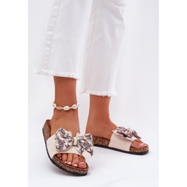 Chinelos femininos com um arco em uma plataforma de cortiça bege 2