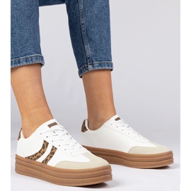 Tênis brancos tênis femininos com um acessório de leopardo 1