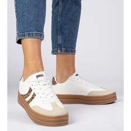 Tênis brancos tênis femininos com um acessório de leopardo 2 Tênis brancos tênis femininos com um acessório de leopardo 2