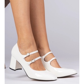 Bombas de mulheres brancas no pilar com fivelas branco 1 Bombas de mulheres brancas no pilar com fivelas branco 1