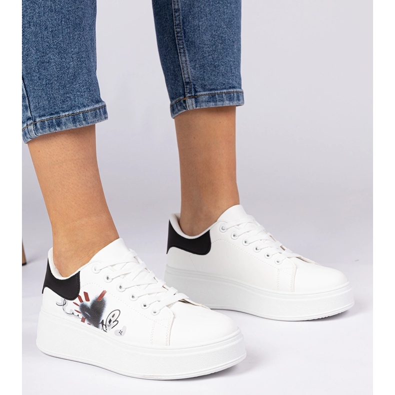 Tênis brancos e brancos tênis femininos com estampa 1