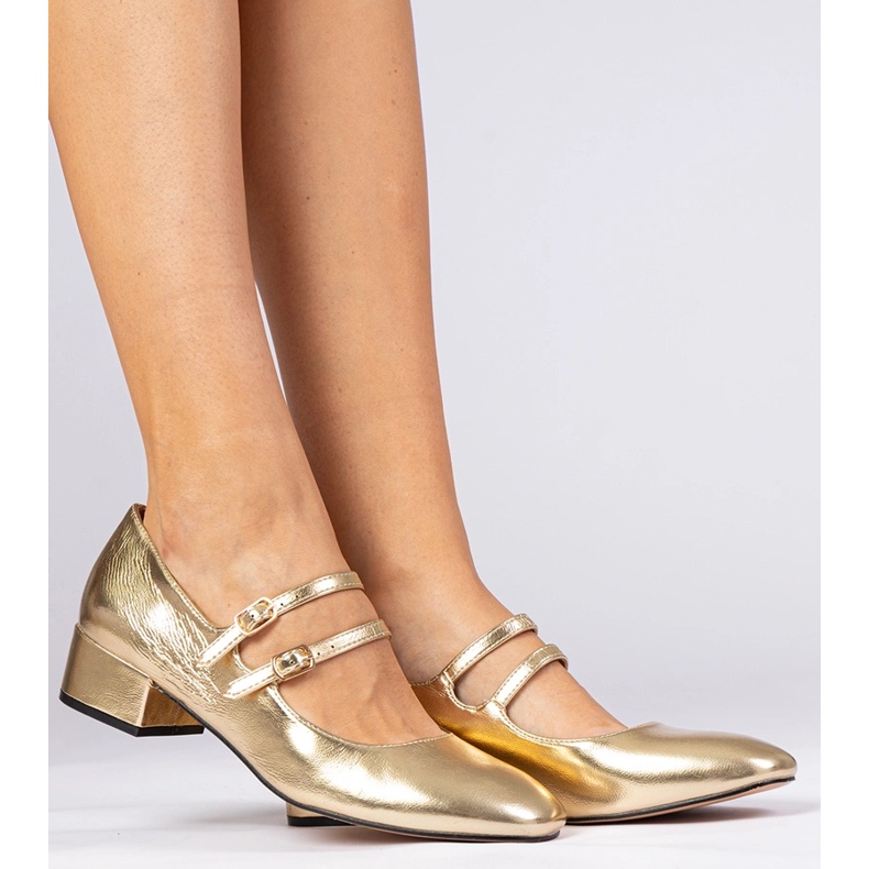 Bombas femininas douradas no pilar com fivelas dourado 1