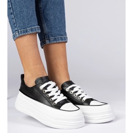 Tênis de mulheres pretas e brancas em uma sola alta branco 1