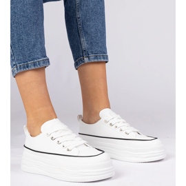 Tênis de mulheres brancas em uma sola alta branco 1