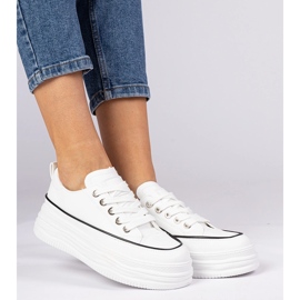 Tênis de mulheres brancas em uma sola alta branco 2