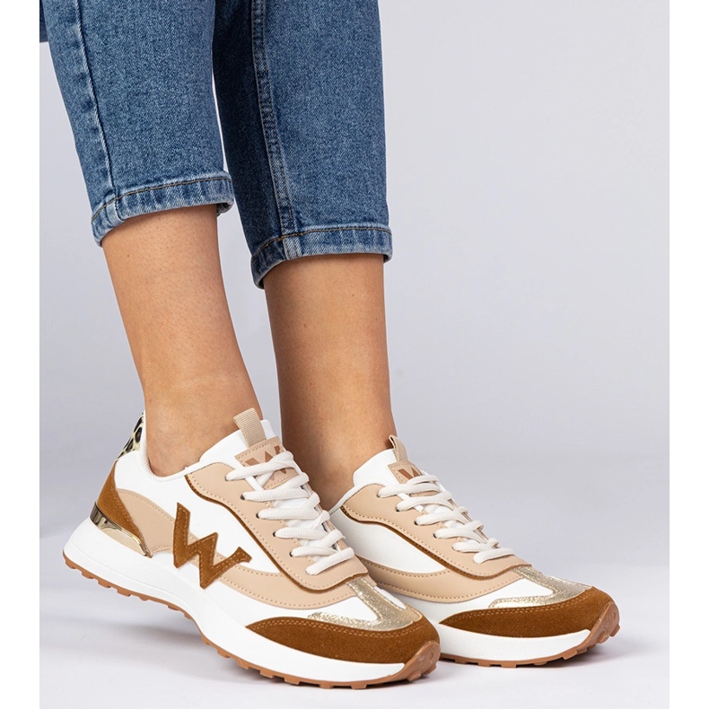 Tênis femininos marrom-brancos com um acessório de leopardo 1