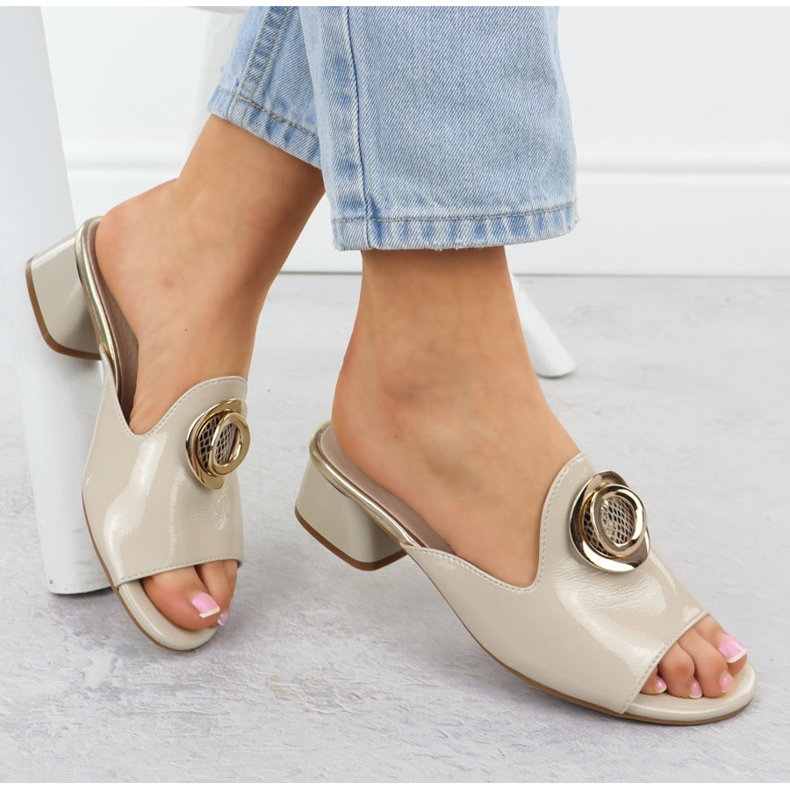 Slippers em um quarteirão com um ornamento envernizado bege jezzi 214 1