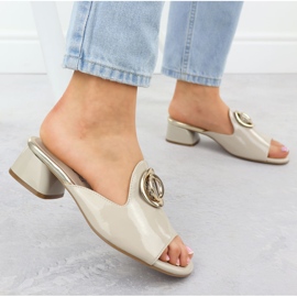 Slippers em um quarteirão com um ornamento envernizado bege jezzi 214 2