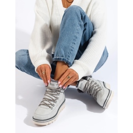 Caçadores de mulheres na plataforma cinza 2