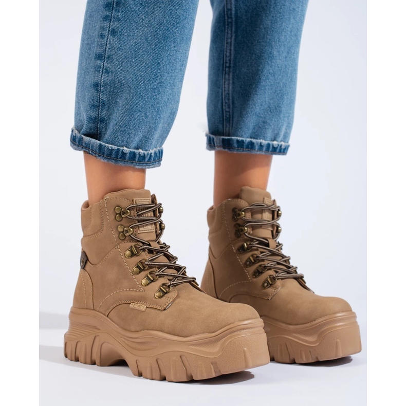 Caçadores femininos na plataforma Big Star KK274366 castanho 2