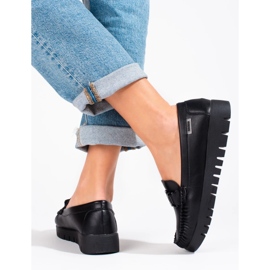 Mocassins das mulheres negras na plataforma preto 2