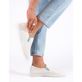 Tênis slip-on perfurado em branco e azul 2