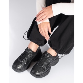 Tênis preto com sola grossa 2