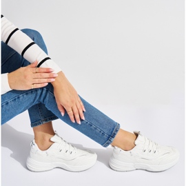 Calçado desportivo feminino branco com sola grossa 1