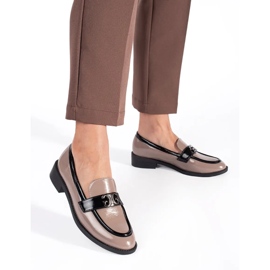 Mocassins femininos bege e pretos envernizados 1