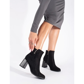 Botas pretas de camurça no poste preto 1 Botas pretas de camurça no poste preto 1