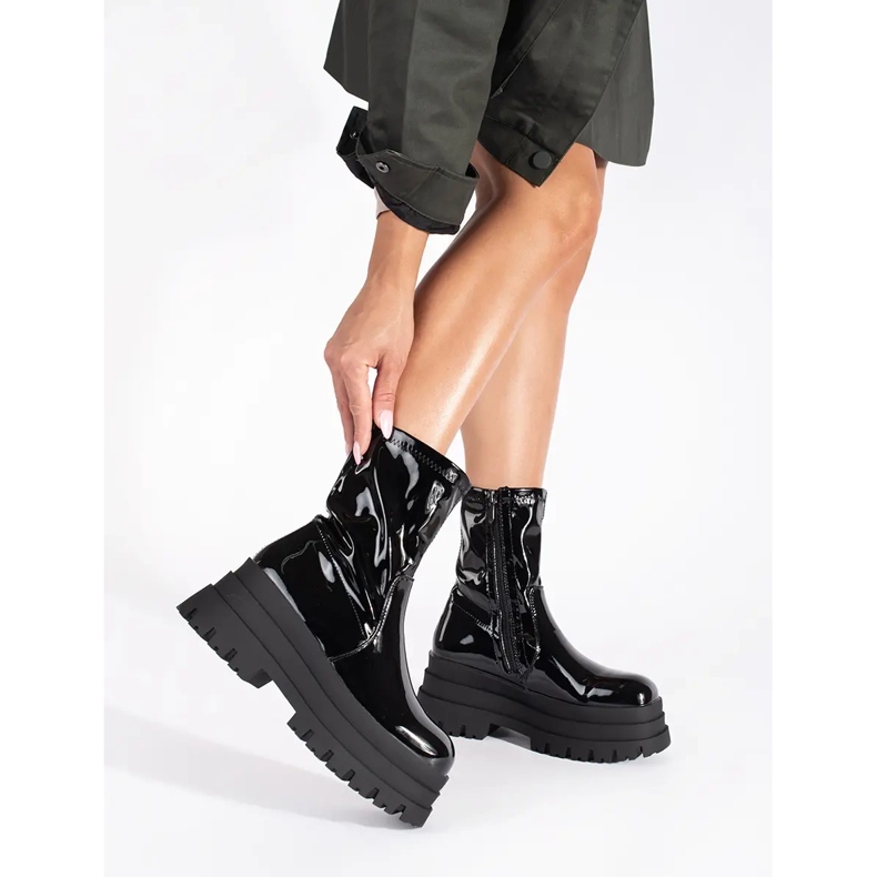 Botins pretos envernizados em plataforma alta 1