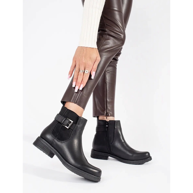 Botins femininos pretos com fivela e salto baixo 1