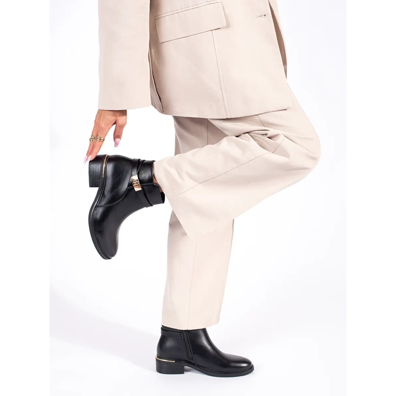 Botins femininos pretos com elementos dourados 2