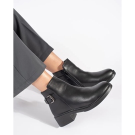 Botins femininos pretos de salto baixo com fivela decorativa 1