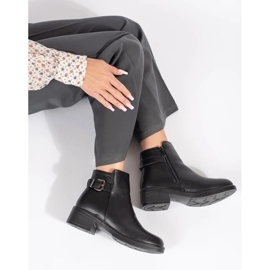 Botins femininos pretos de salto baixo com fivela decorativa 2