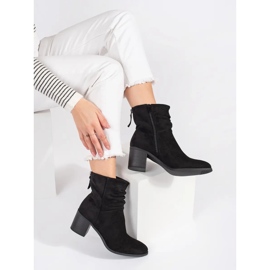 Botins femininos em camurça preta com parte superior com folhos preto 1