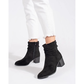 Botins femininos em camurça preta com parte superior com folhos preto 2