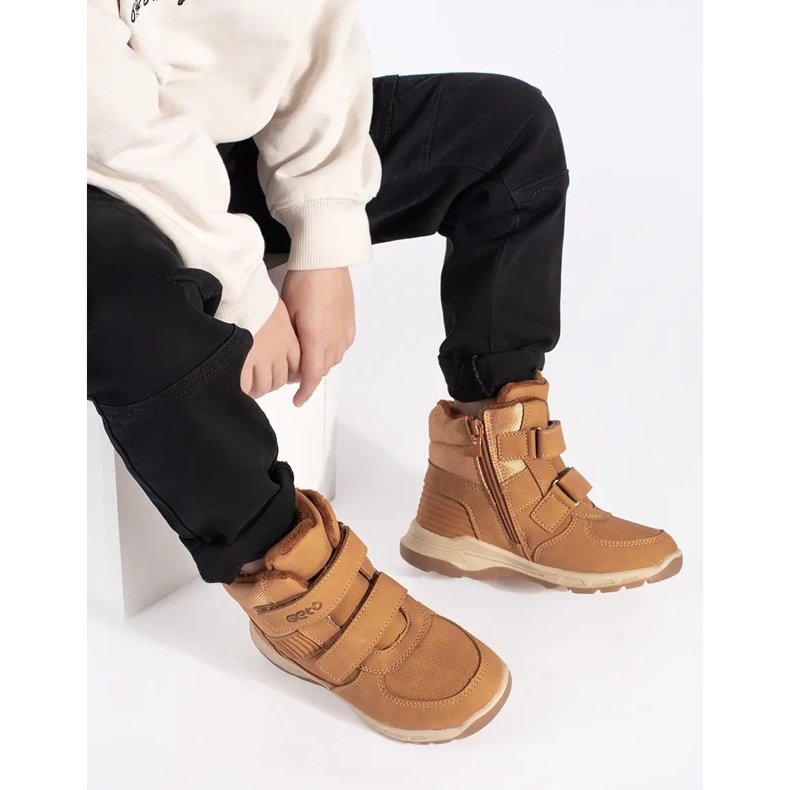 Botins de menino isolados com velcro marrom 1