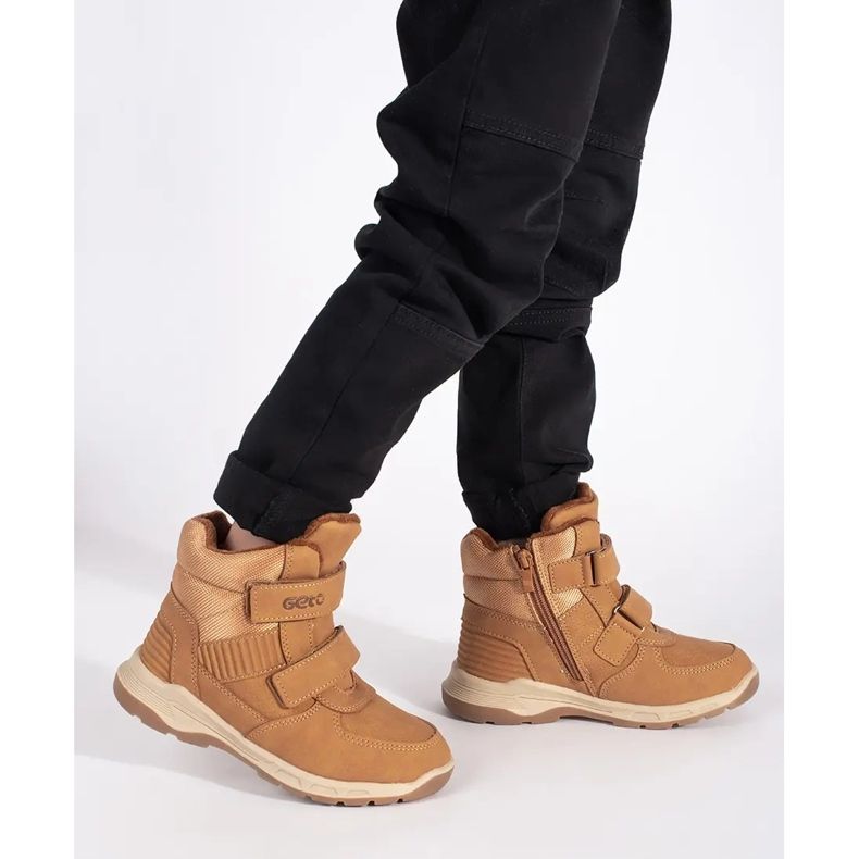 Botins de menino isolados com velcro castanho 2