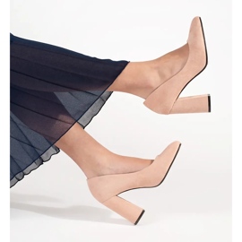 Seastar Bombas bege de camurça em um posto alto 1