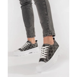 Tênis negros na plataforma com decorações preto 1