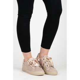 Tênis de camurça amarrado com uma fita marrom 2