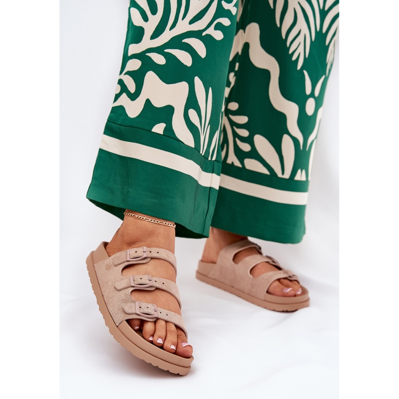 Chinelos femininos com listras e fivelas bege 2