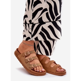 Chinelos femininos com listras e fivelas de camelo marrom 1