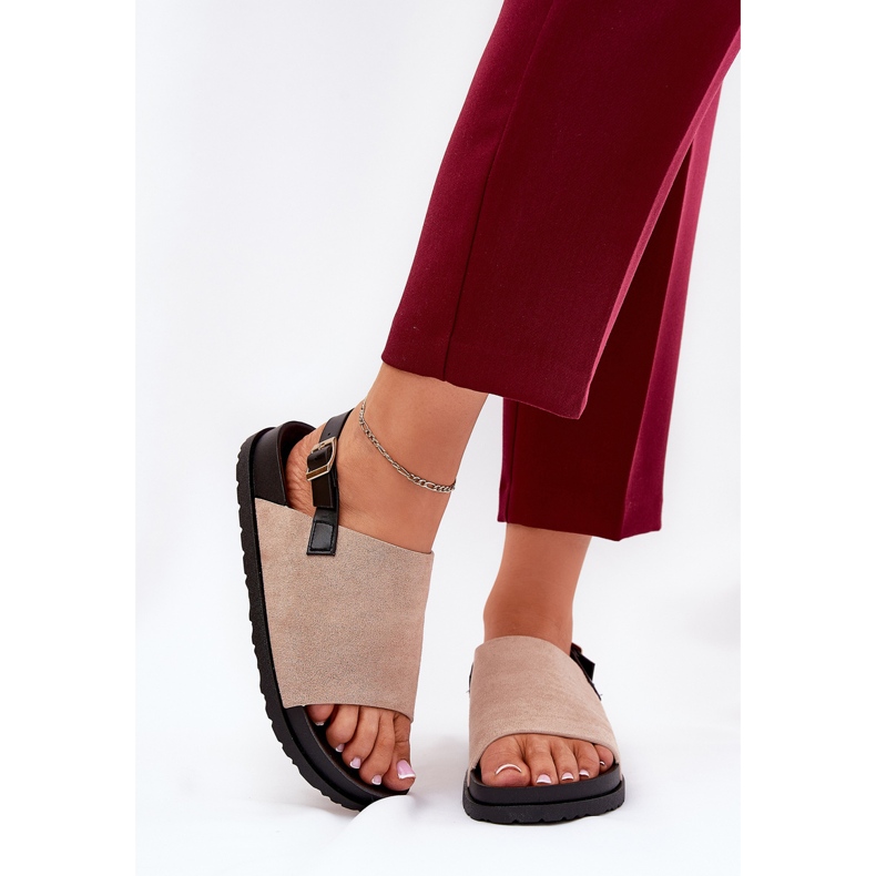 Sandálias femininas com camurça ecológica na plataforma bege 2