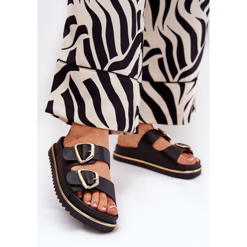 Flips femininos na plataforma com grampos dourados pretos 2 Flips femininos na plataforma com grampos dourados pretos 2