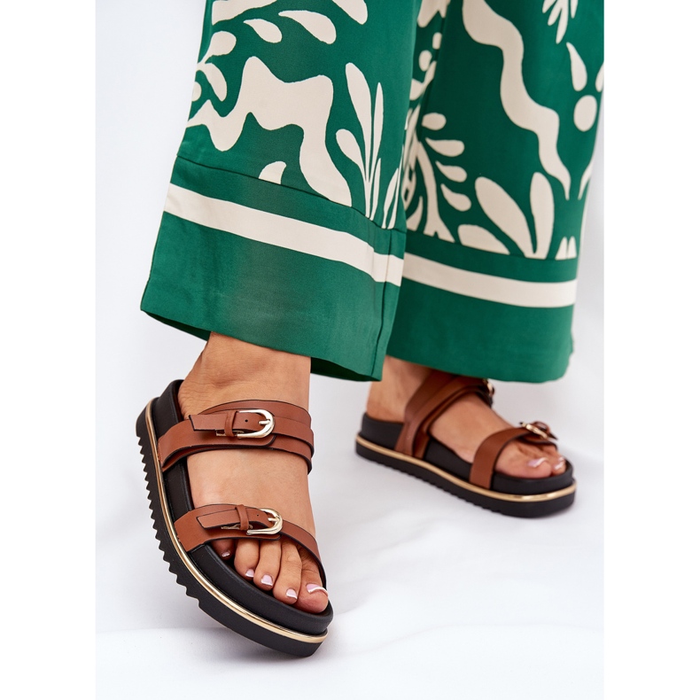 Chinelos de mulheres suaves na plataforma com listras e grampos camelos marrom 2