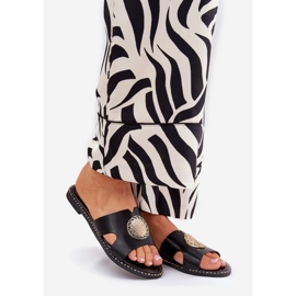 Os chinelos planos femininos com detalhes decorativos pretos oferecem 1