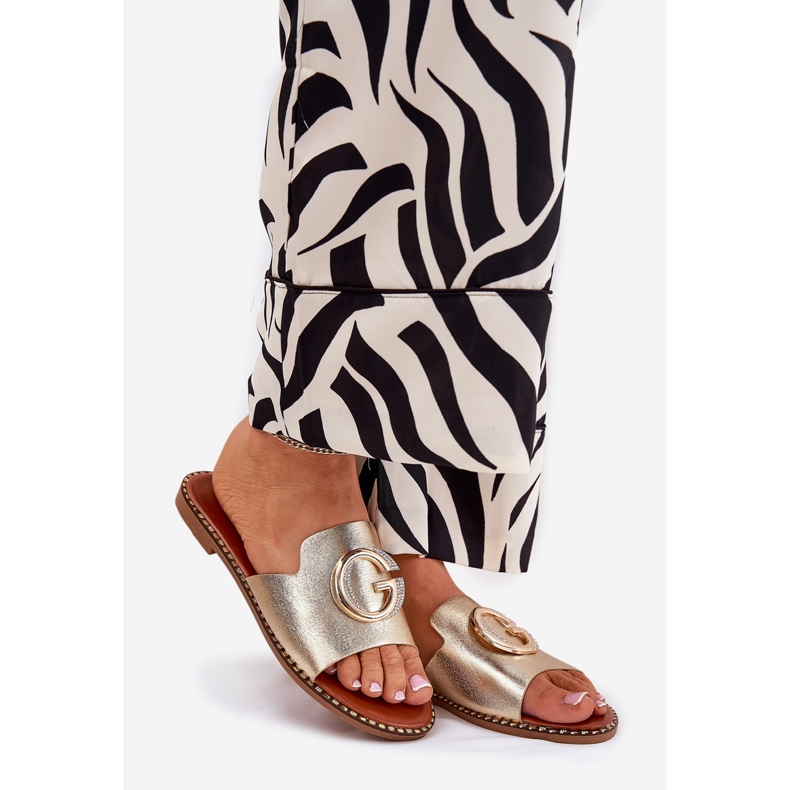 Flippers femininos de couro eco com um detalhe dourado decorativo 1