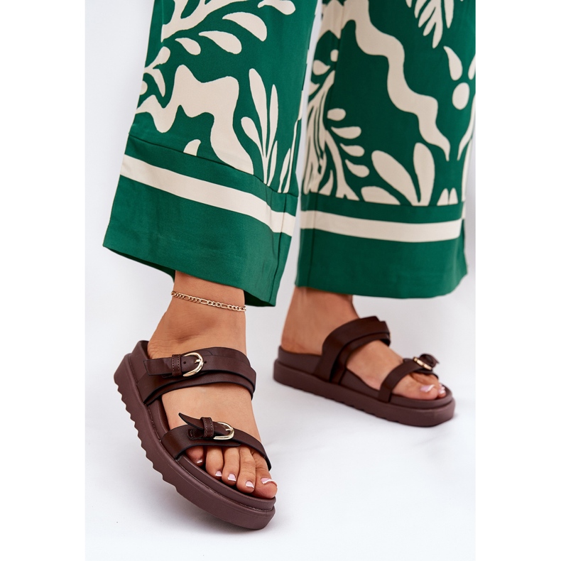 Chinelos femininos na plataforma com grampos dourados marrom castanho 2