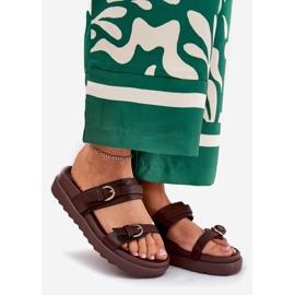 Chinelos femininos na plataforma com grampos dourados marrom castanho 1 Chinelos femininos na plataforma com grampos dourados marrom castanho 1